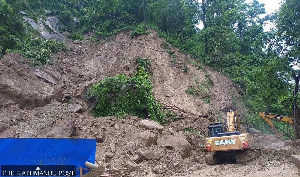  Landslide obstructs Siddhartha Highway