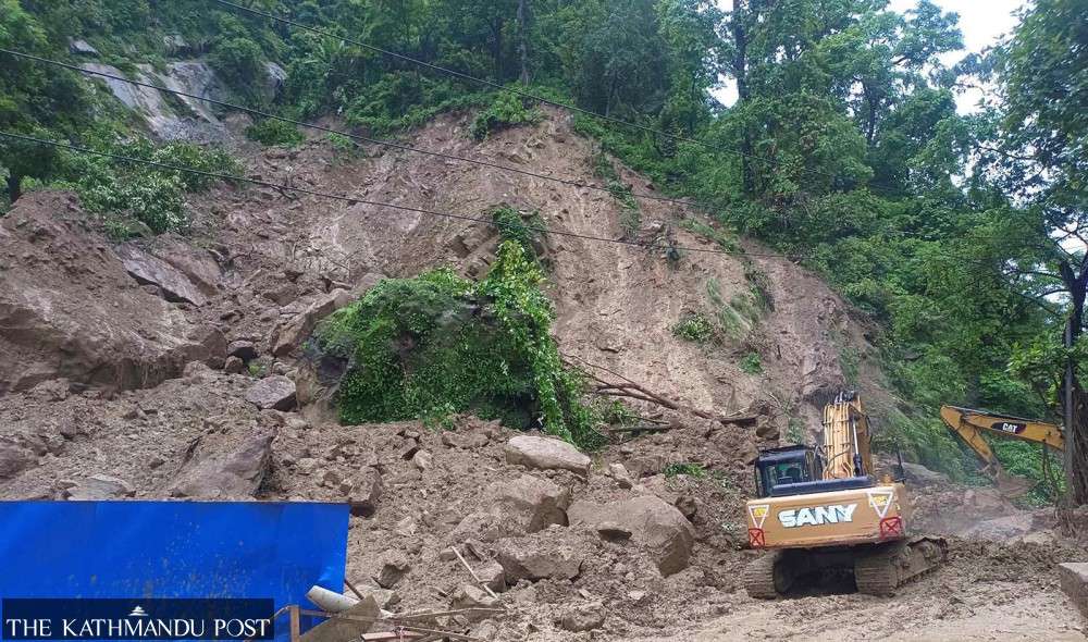 Landslide obstructs Siddhartha Highway